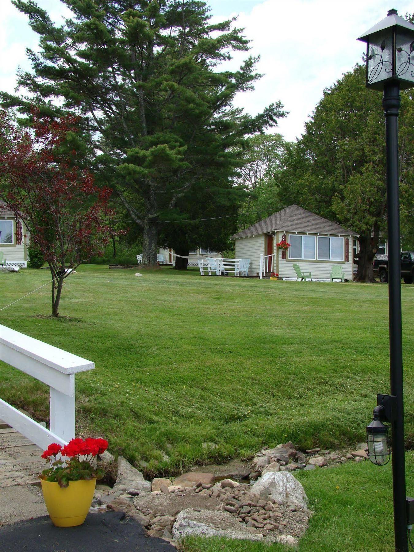 Bay Leaf Cottages & Bistro Lincolnville Exterior foto